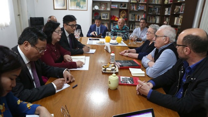 Hanoi officials visit Argentina, Peru