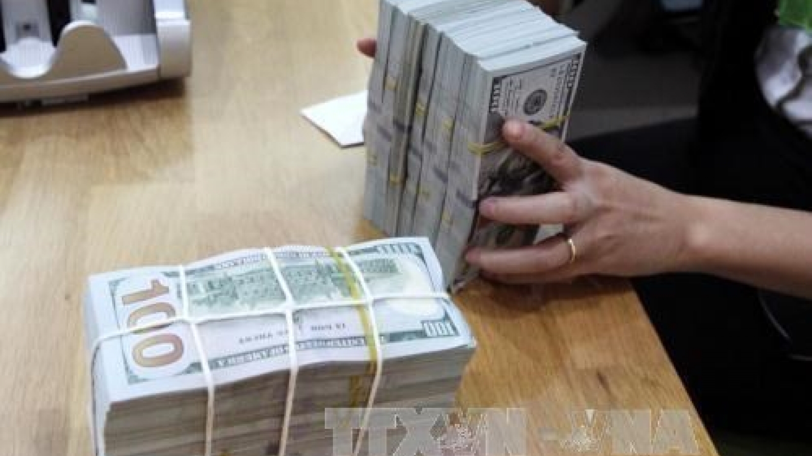 Reference exchange rate down VND3