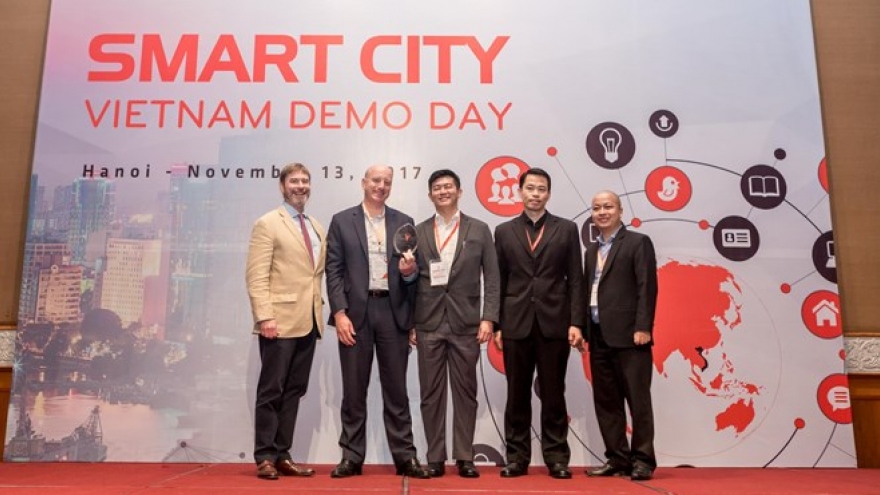 Teams pitch smart cities solutions for Vietnam