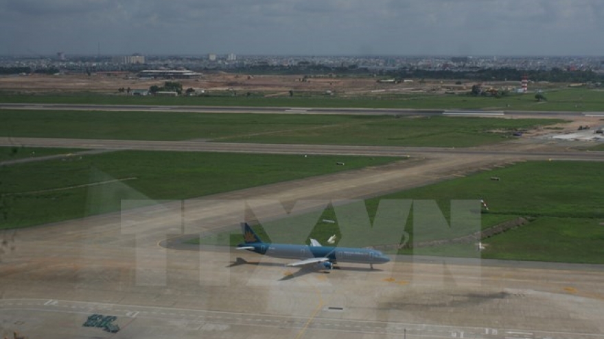 
        British firms want to join Tan Son Nhat expansion project
                              