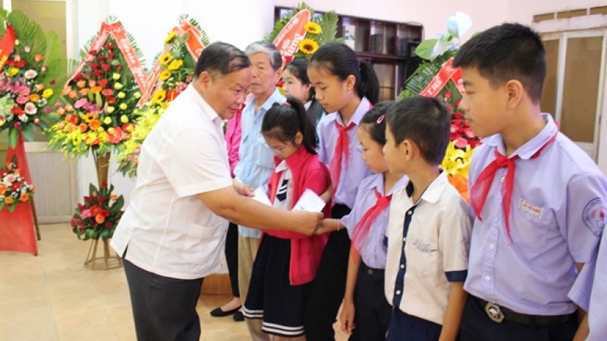 Wheelchairs given to the disabled, orphans in Thua Thien-Hue