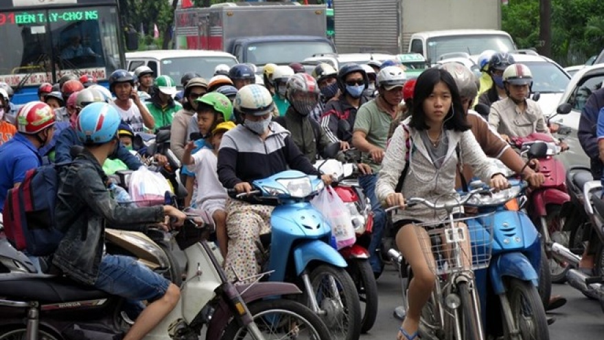 Experts call for more buses, control on cars in HCM City