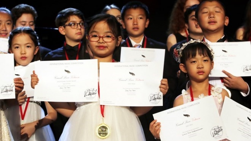 Vietnamese girl wins first prize at int’l piano contest in US