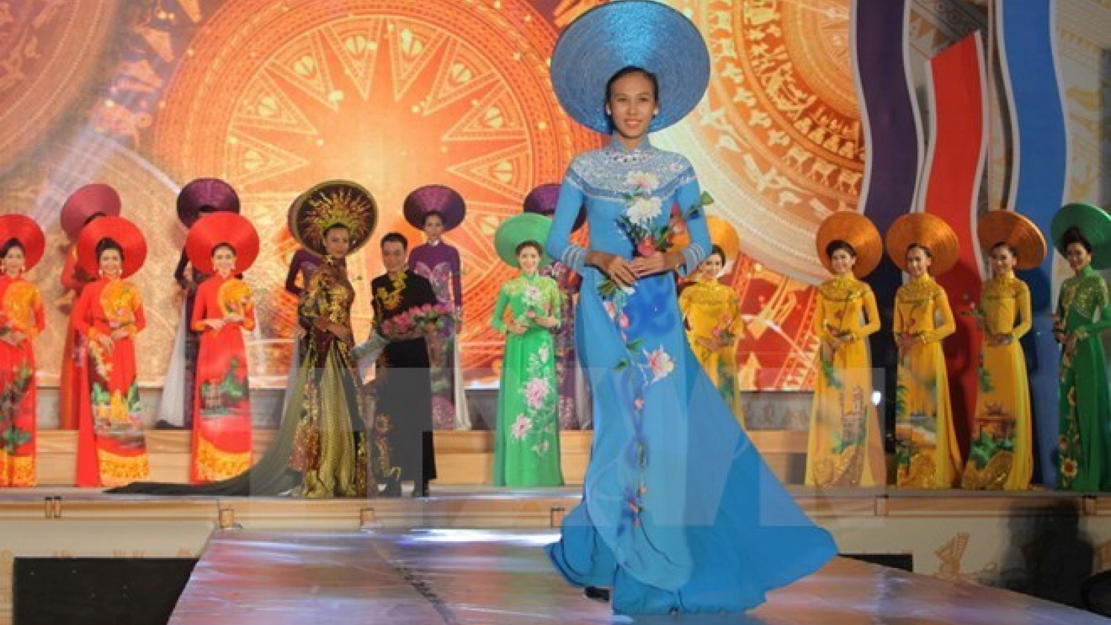 Vietnamese Ao dai shines on Argentinean magazine