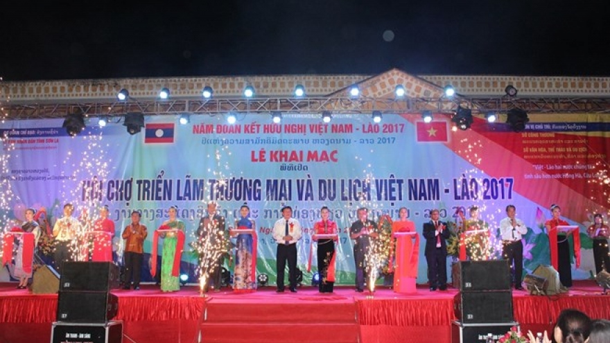 Vietnam-Laos trade, tourism fair opens in Son La