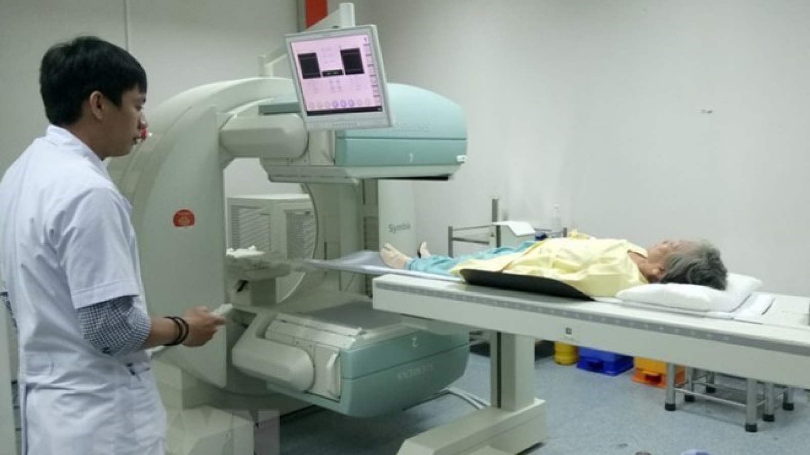 Vietnam, France bolster cooperation in cancer treatment