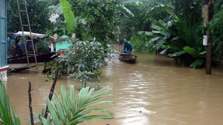 Lao friendship association aids flood victims in Vietnam