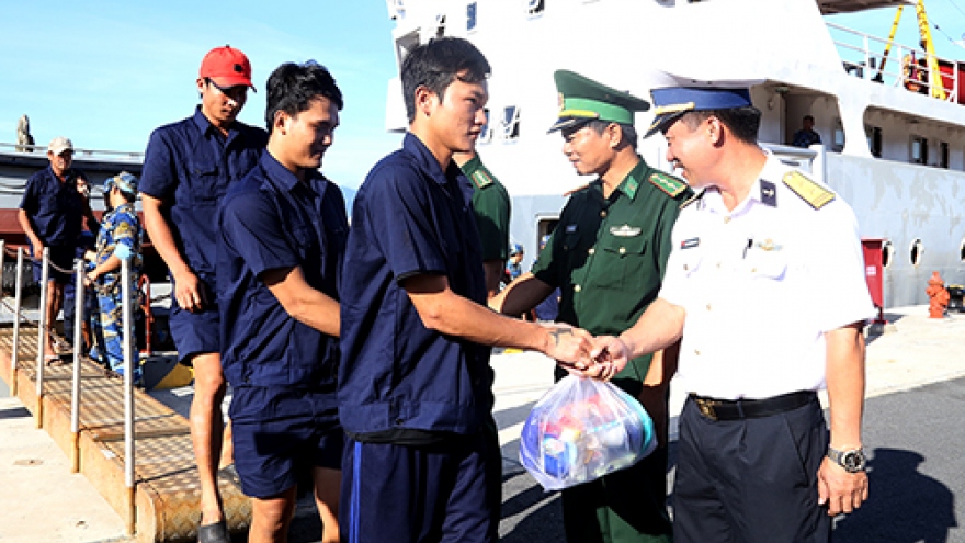 31 people saved from sunken fishing vessel