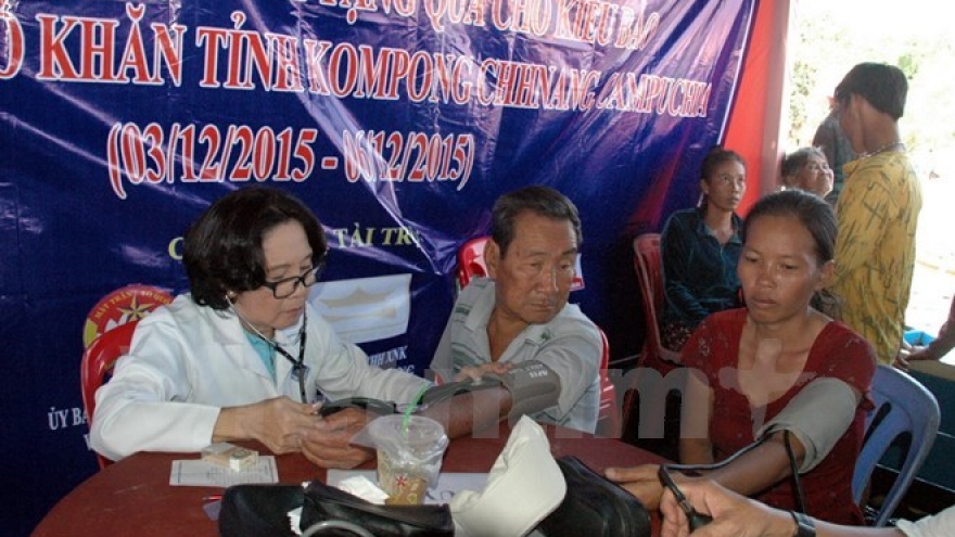 
        OVs in Cambodia offered gifts on Chol Chnam Thmay festival
                              