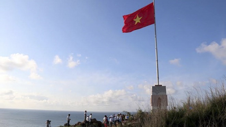 Sovereignty flag pole unveiled on Phu Quy Island