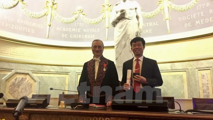 Vietnam professor becomes academician at French medicine academy