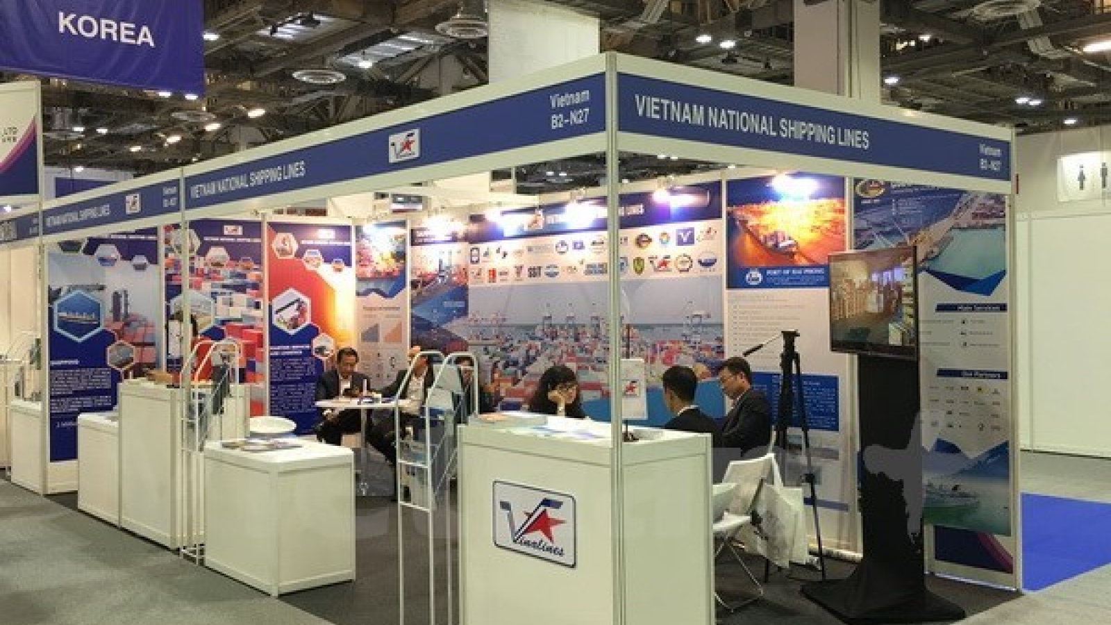 Vinalines seeks strategic investors in Singapore