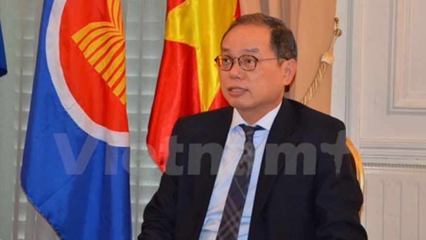 Ambassador receives insignia of France’s Choisy le Roi