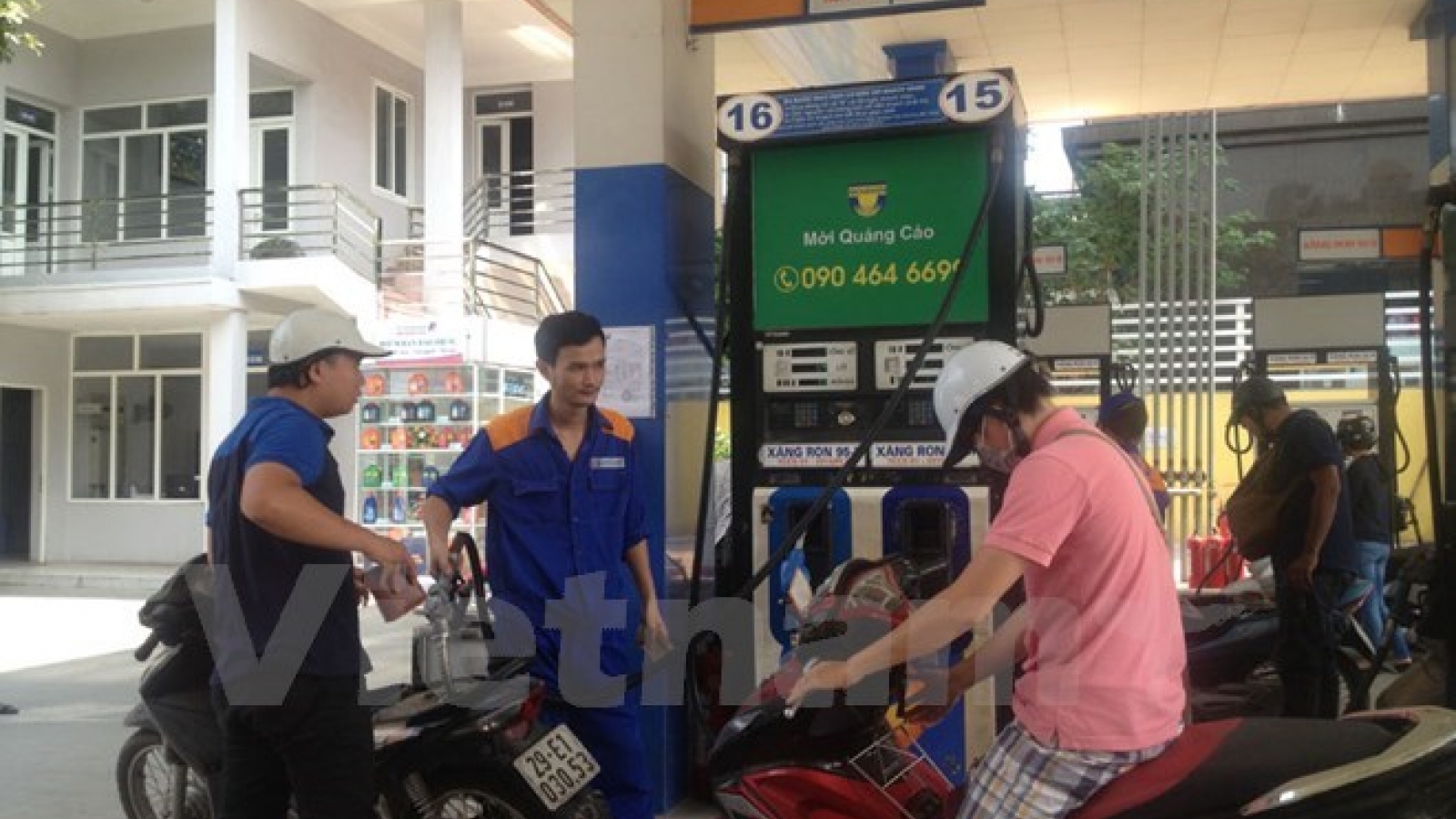 Petrol prices inch up over 400 VND per litre
