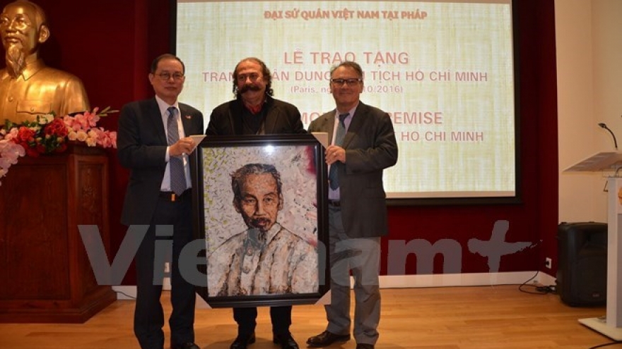 French artist makes portrait of Ho Chi Minh with paper pieces