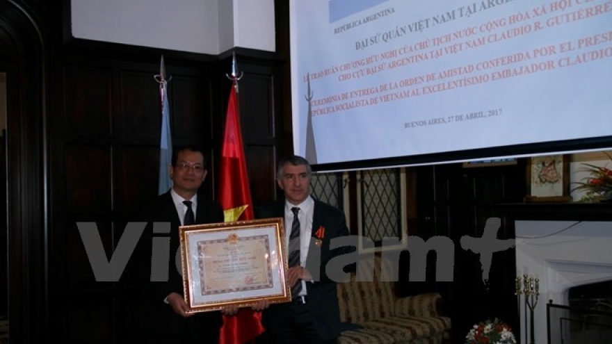 Vietnam presents Friendship Medal to former Argentinean Ambassador