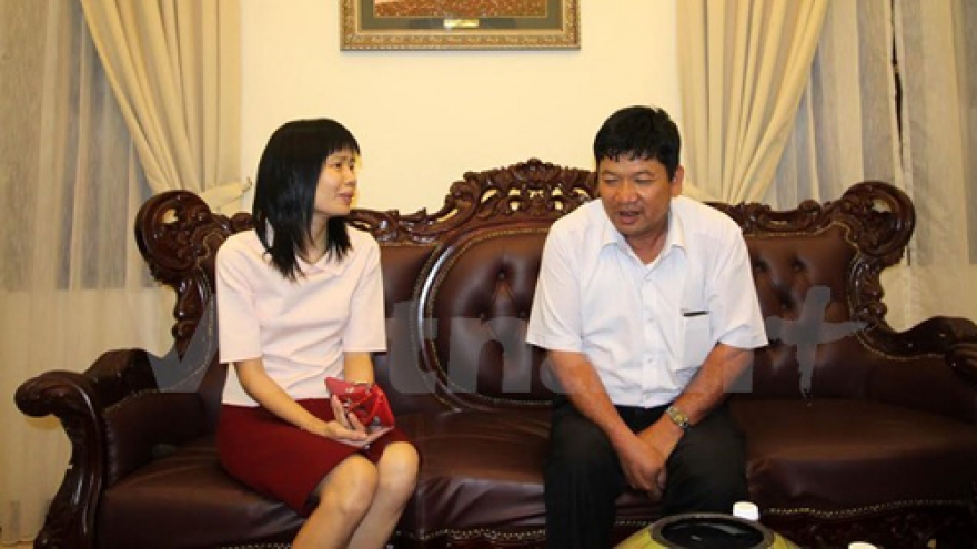 Doan Thi Huong's father visits daughter before trial