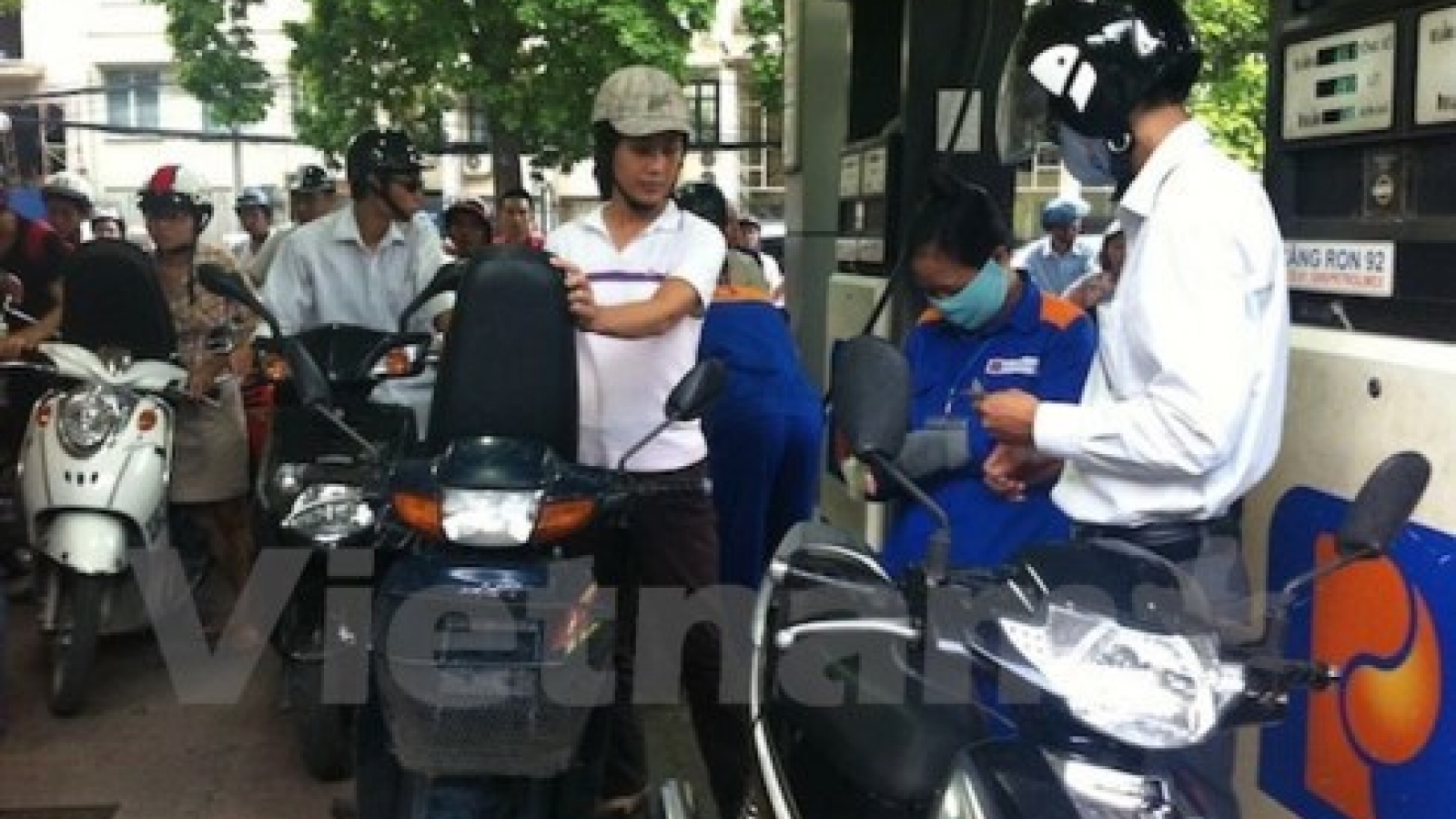 RON92 petrol price dropped by VND862 per litre