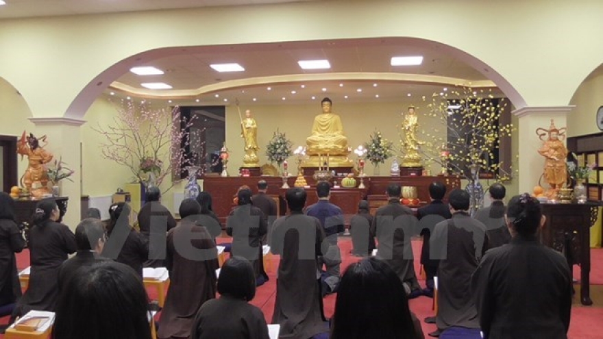 Vietnamese expats in Hungary pay tribute to fallen soldiers