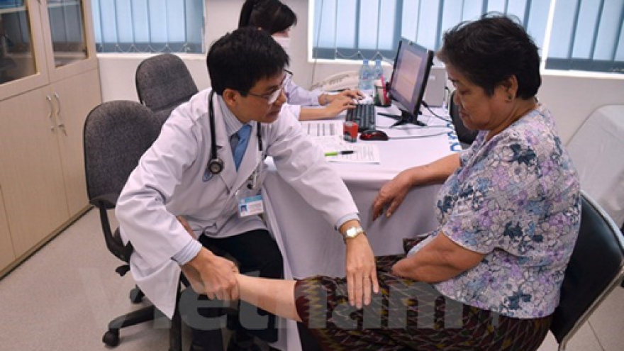 Vietnamese doctors provides health checkup for Cambodians