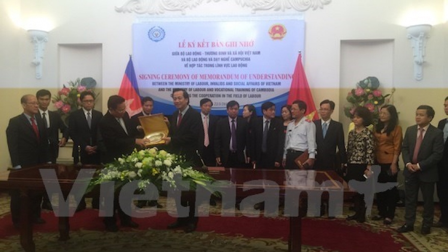 Vietnam, Cambodia sign MoU on labour cooperation