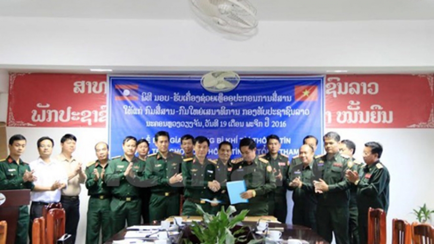 Vietnam People’s Army presents information equipment to Laos