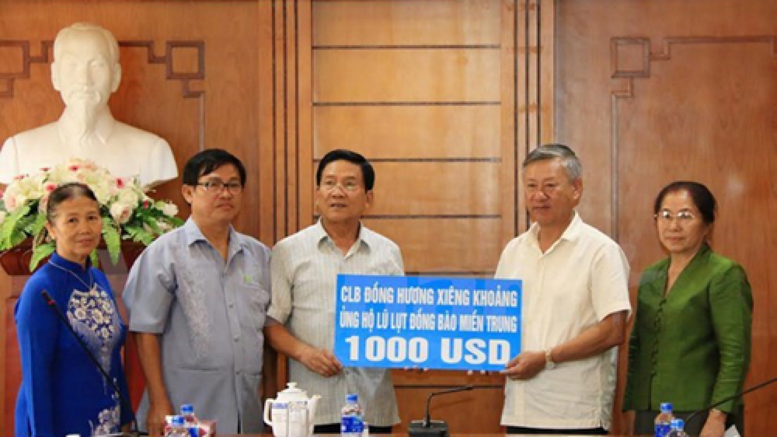 Vietnamese expats in Laos support flood victims in central region