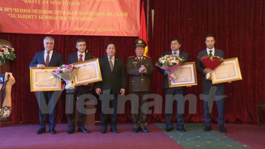Russian officials honoured with Vietnamese friendship orders