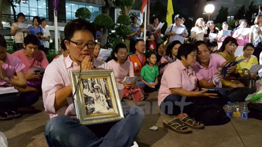 Thai royal family pray for their King