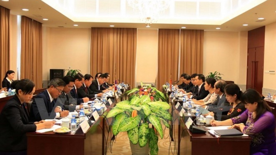 Offices of Vietnam, Laos Party Central Committees reinforce cooperation