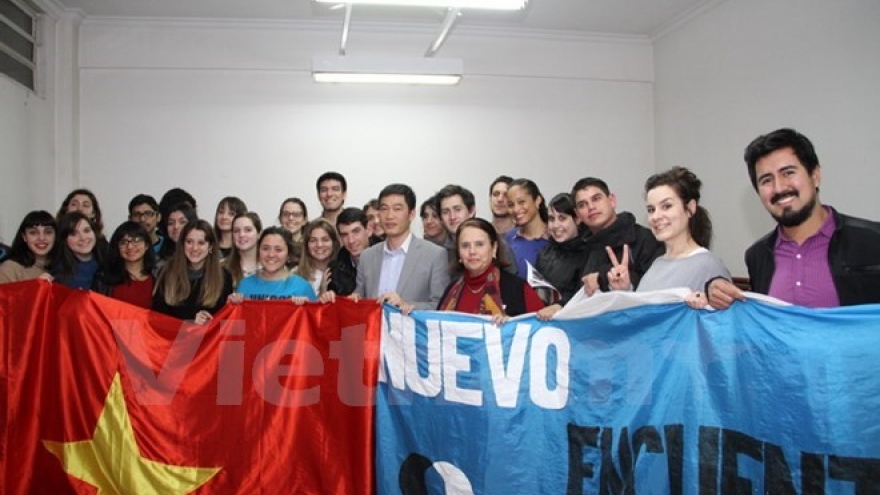 Argentine students learn about Vietnam