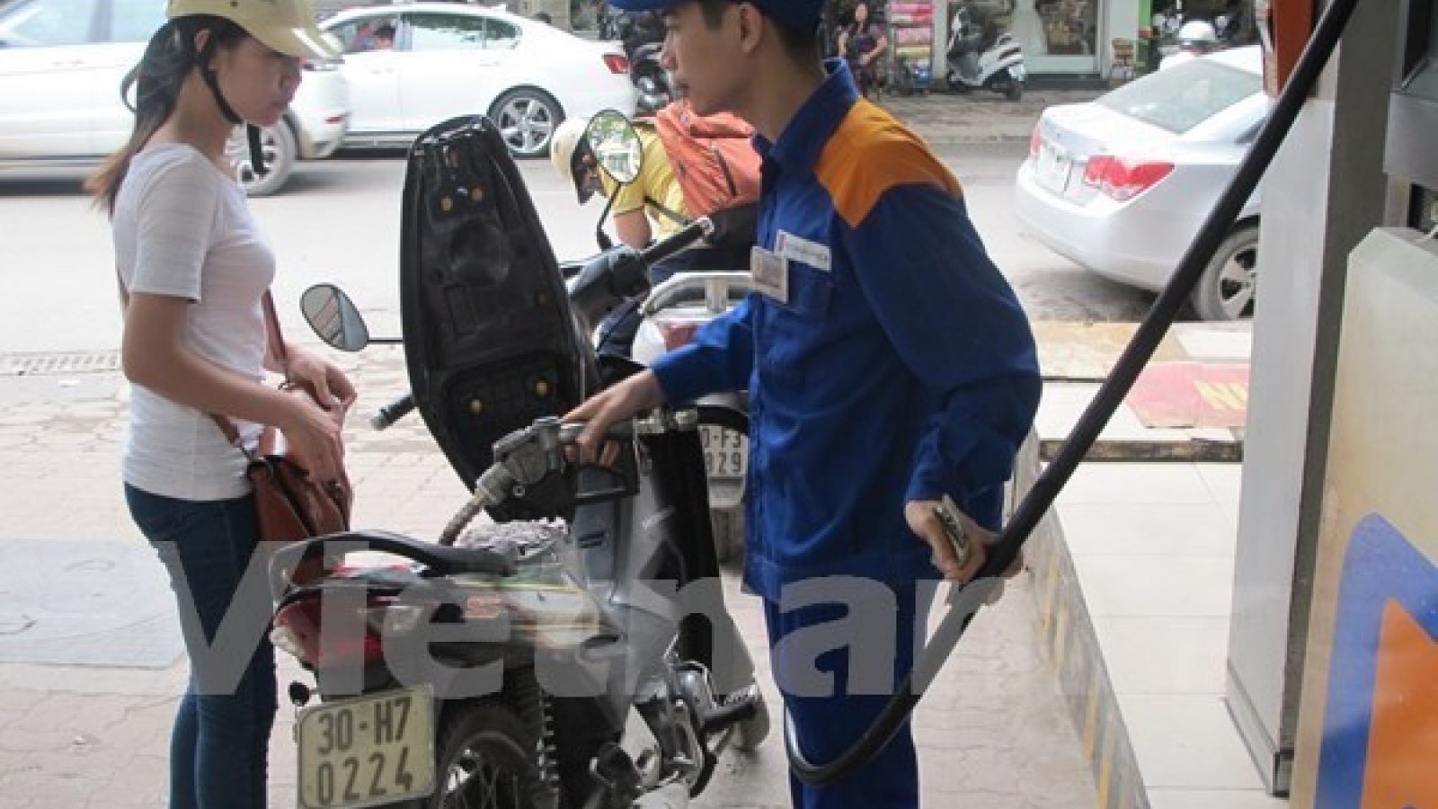 Petrol prices up nearly 700 VND per litre