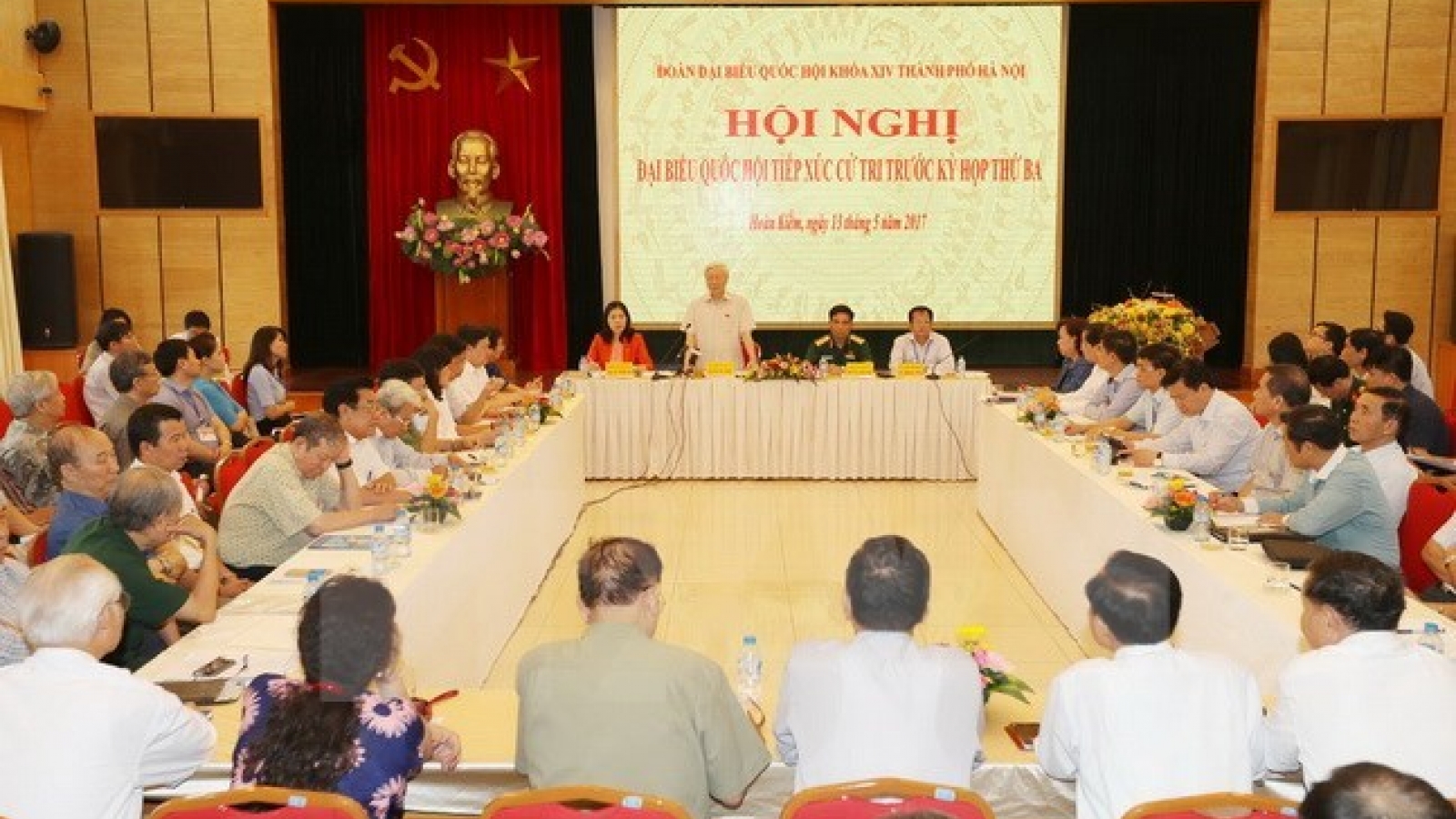 Party chief meets with Hanoi voters
