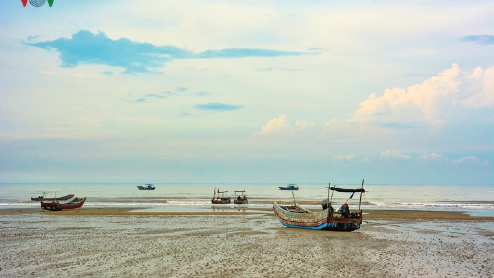 Unspoiled charms of deserted beaches in Quang Ninh 