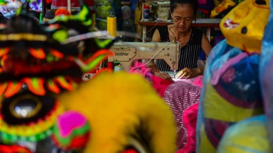 
        Lion mask workshops in Hue bustling in mid-autumn festival
                          
                      