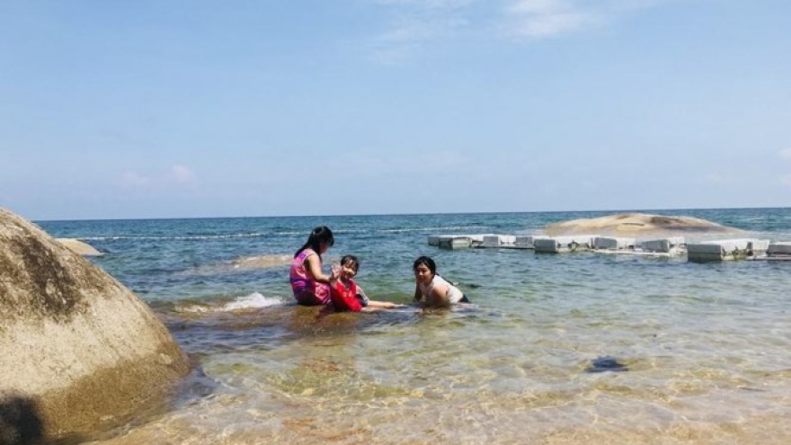 Exploring the Hon Son island in Ha Tien bay