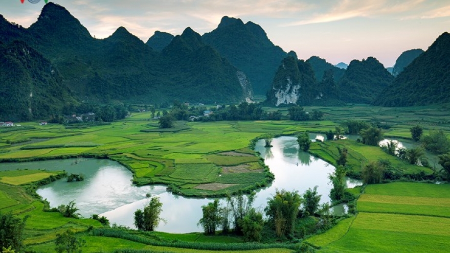 Spectacular views of Ngoc Con-Phong Nam valley