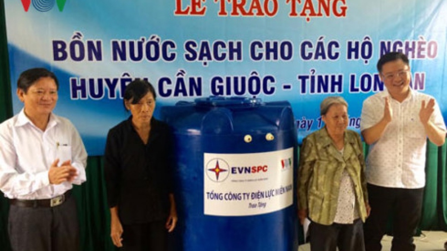VOV, Southern Power donate water tanks to needy communities