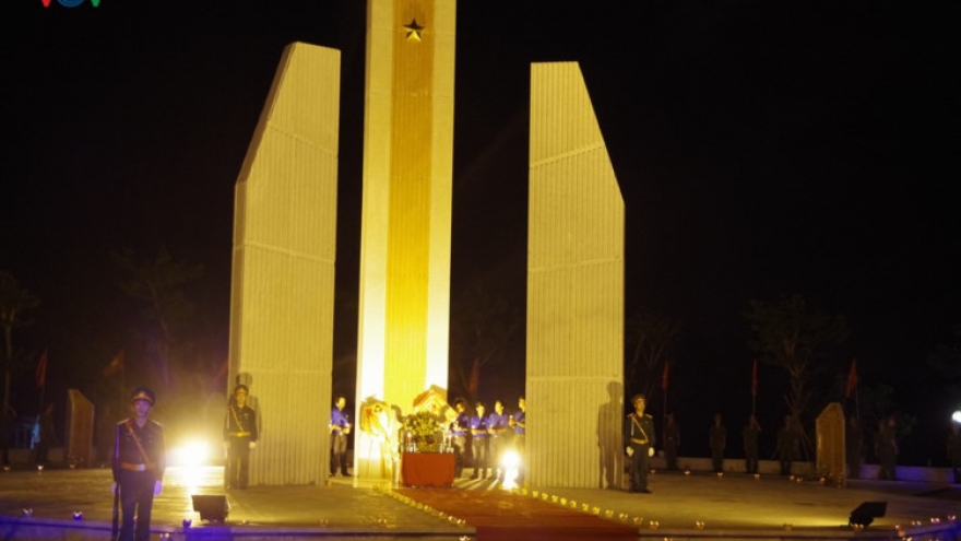 Thousands gather for twilight vigil to fallen servicemen