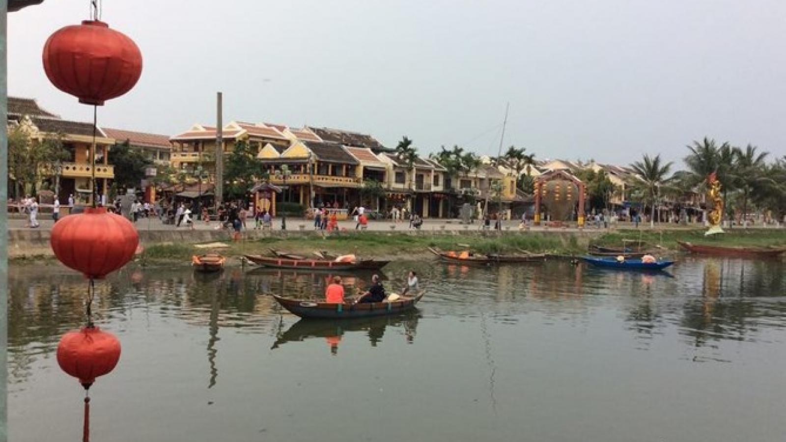 The peaceful beauty of Hoai River in Hoi An ancient town