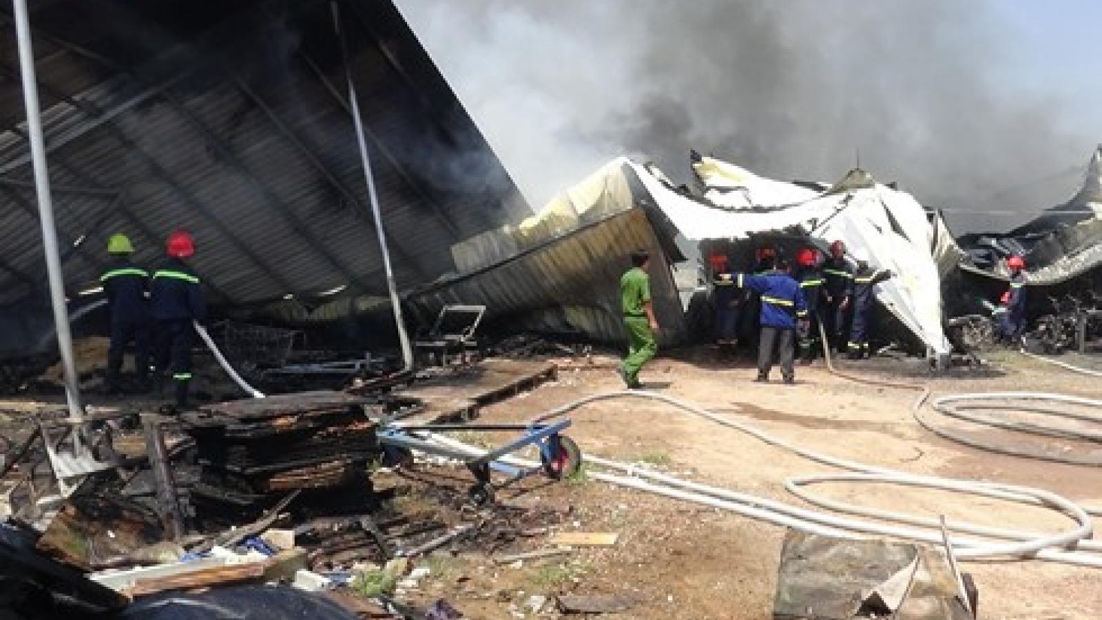Huge fire engulfs mattress warehouse in Binh Duong