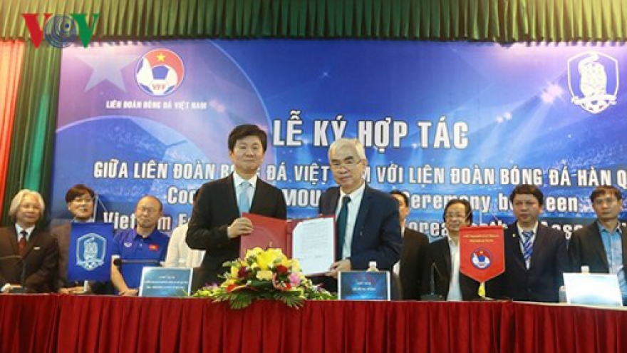 Vietnam, RoK enhance football cooperation