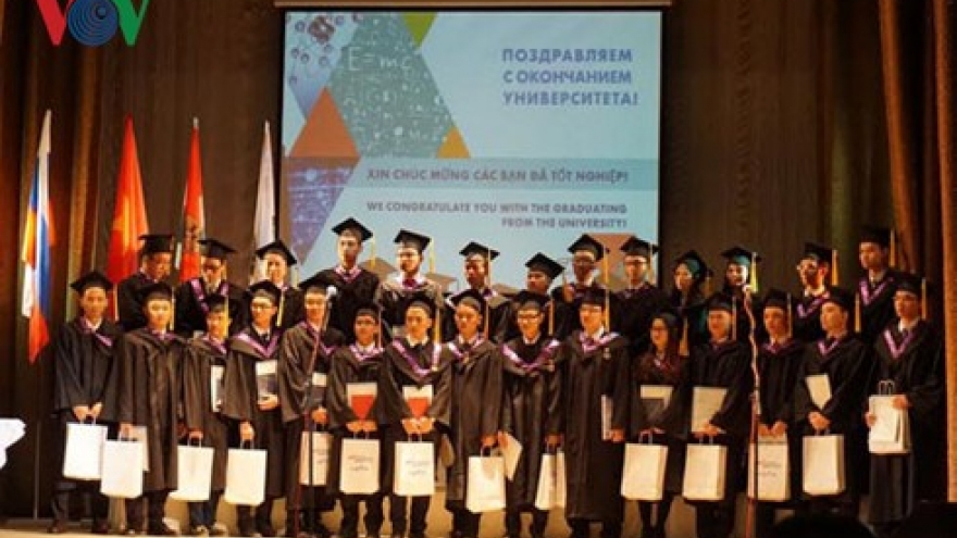 Vietnamese students granted nuclear technology certificates