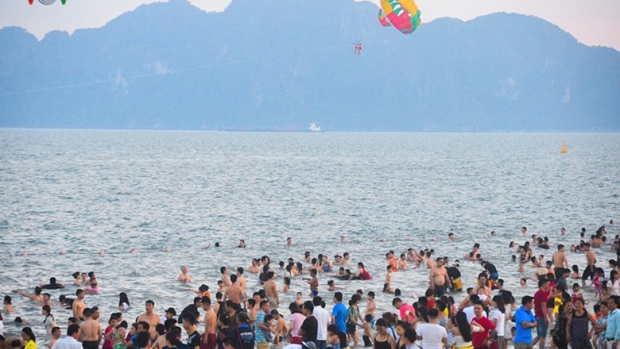 Thousands flock to Ha Long over national holidays 