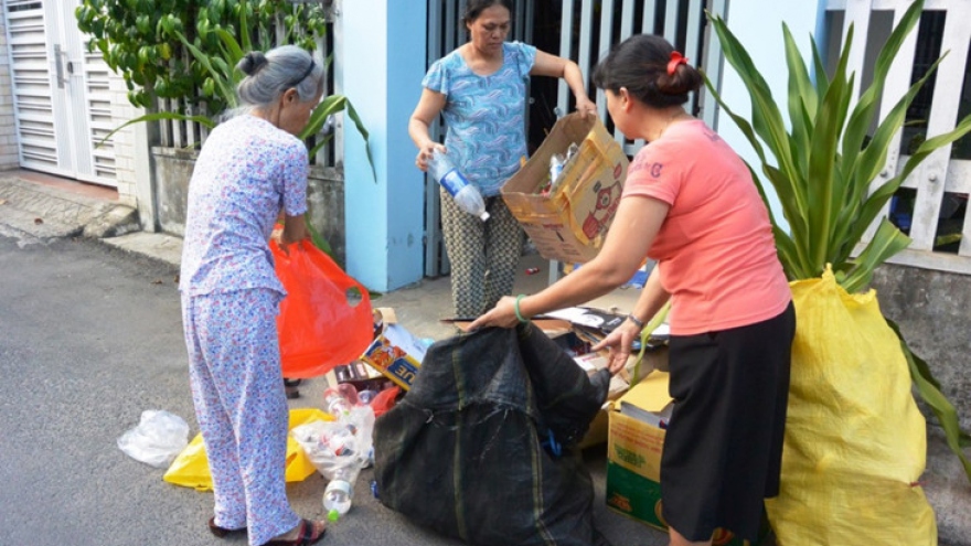 Da Nang raises social security fund by sorting garbage