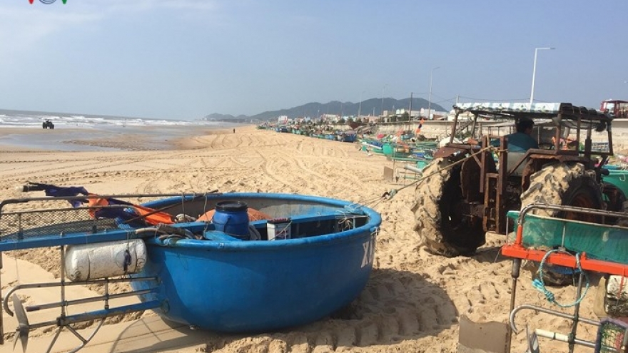 Fishermen with big catches of fish in traditional basket boats