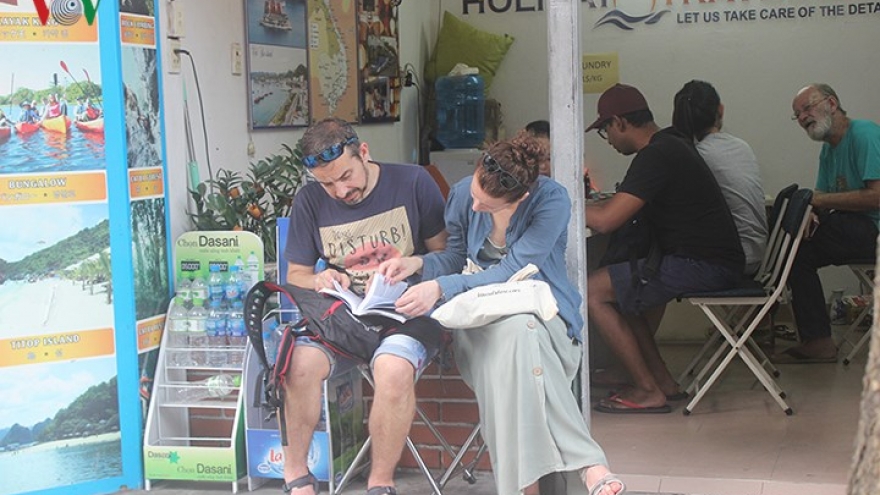 Foreigners splash the cash on Hanoi Old Quarter’s tourism services