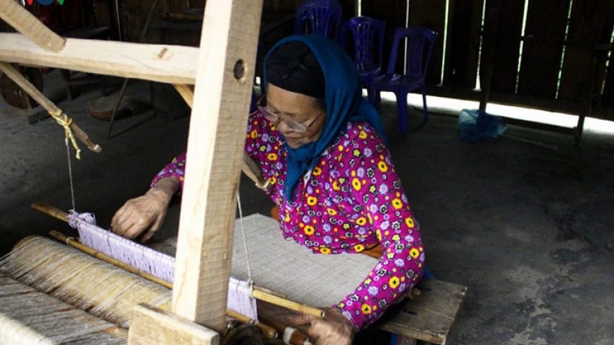Ha Giang attracts foreign tourists to brocade fabrics 