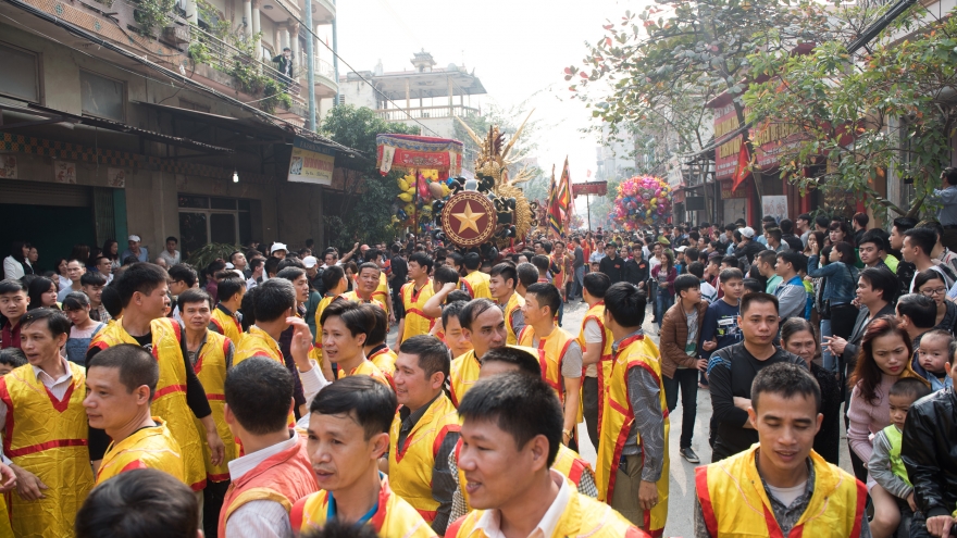 Revellers gather in Bac Ninh to usher in Lunar Year 2017