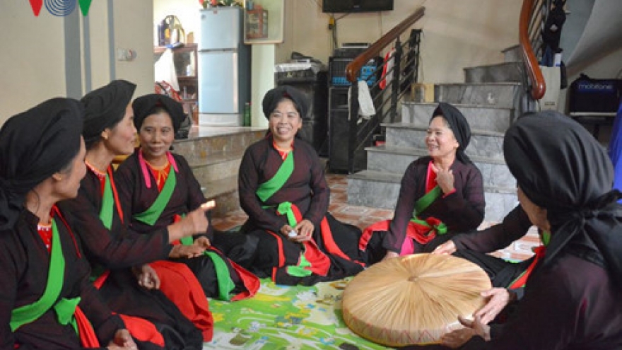 Folk singing strives for tourists’ delight